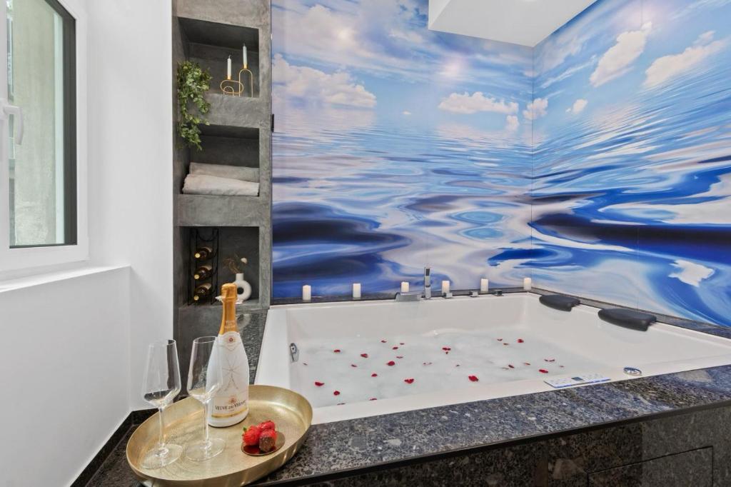 'Old Town Spa' Apartment - Tap to explore photos