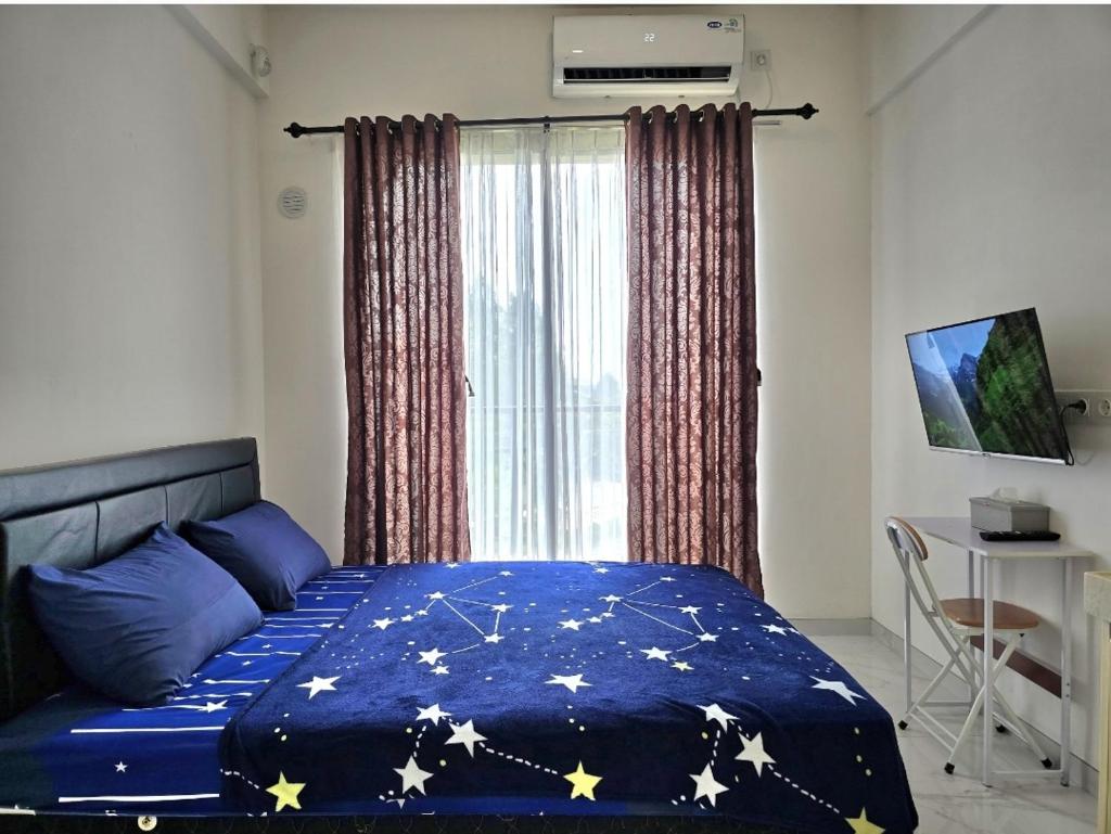 Apt Sky House BSD Studio with Pool & Wi-Fi by Damaresa photo 4