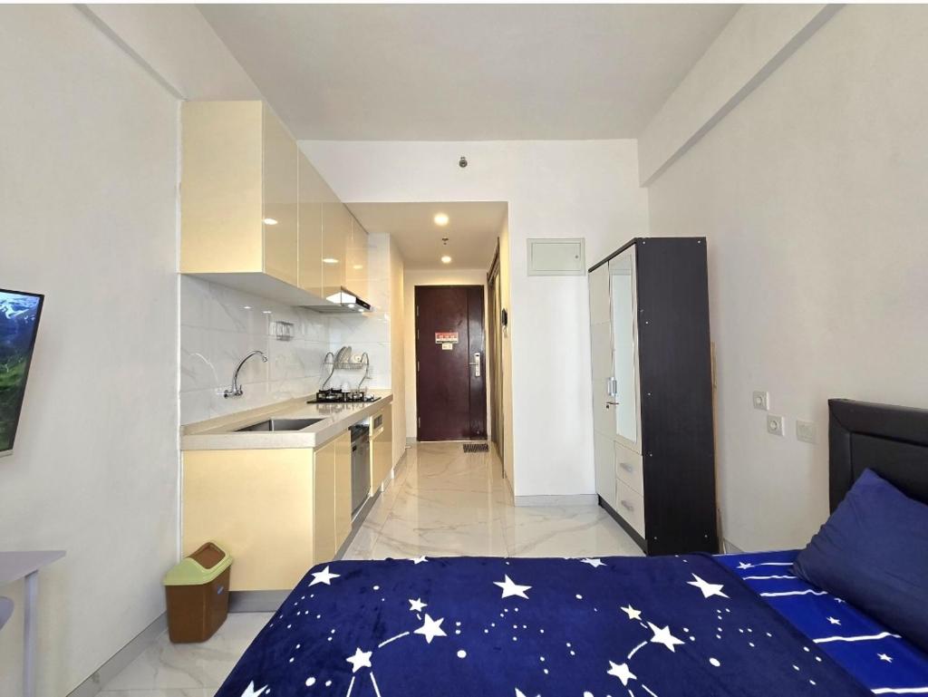 Apt Sky House BSD Studio with Pool & Wi-Fi by Damaresa photo 3