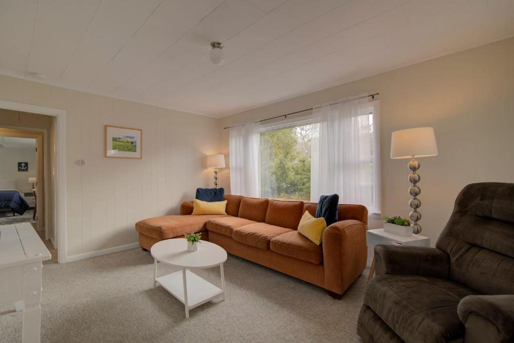 Fully fenced yard and minutes to bayside beaches - Tap to explore photos