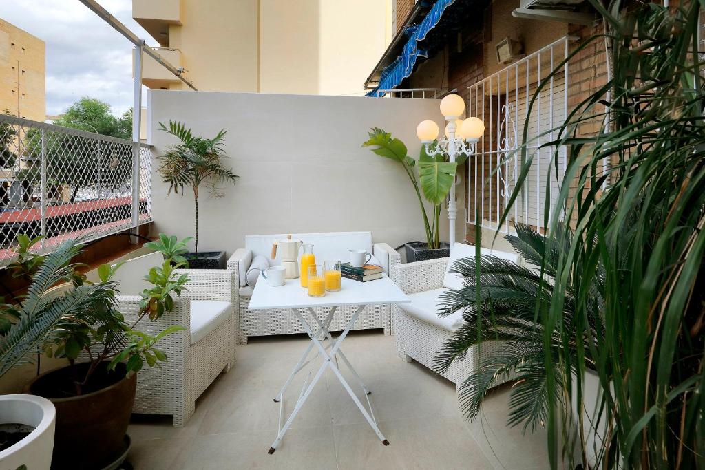 Apartamento con gran terraza jardín cerca del centro - Tap to explore photos