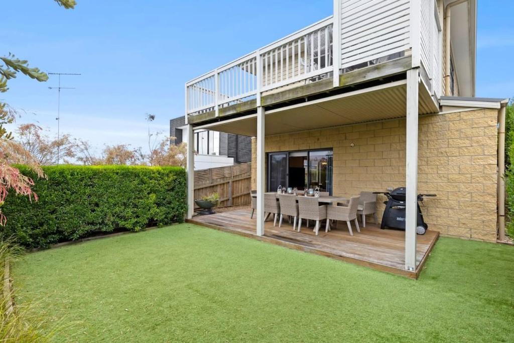 Seaside Retreat - Steps from Surf and Cafes photo 3