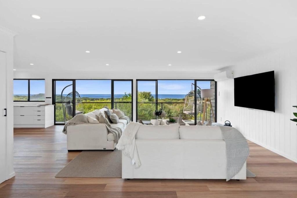 Seafarers Horizon oceanfront retreat photo 2