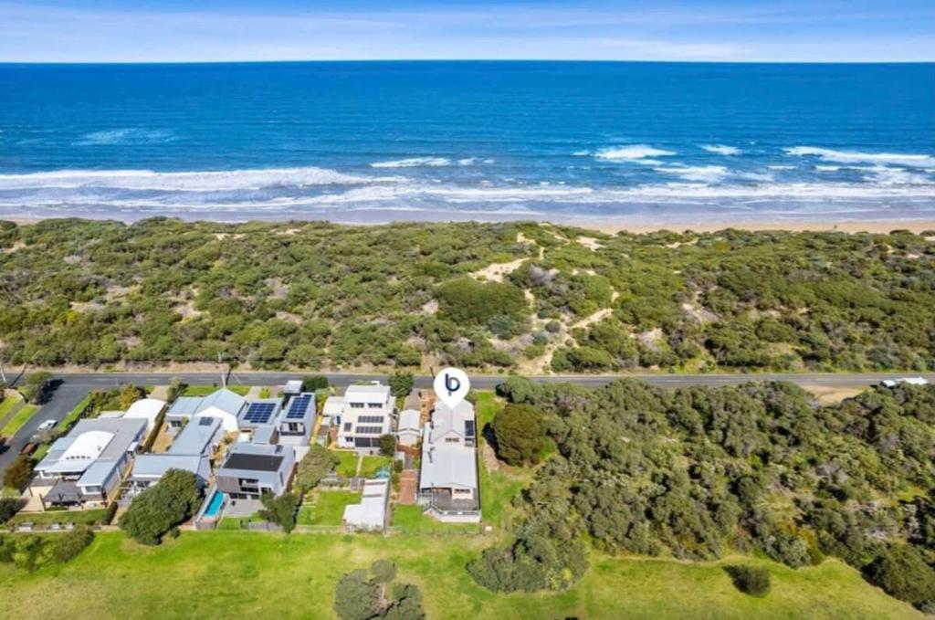 Oceanside haven opposite the surf beach photo 4