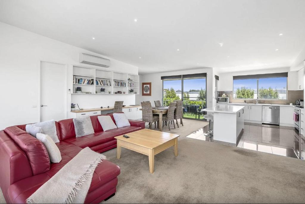 Ocean View Townhouse in Central Torquay photo 3