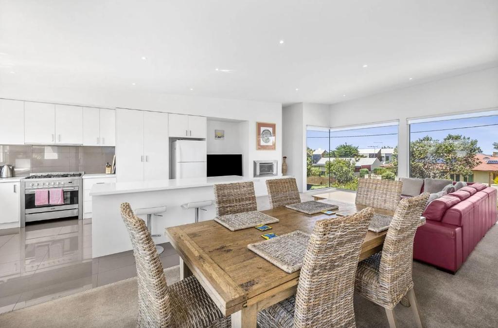 Ocean View Townhouse in Central Torquay photo 2