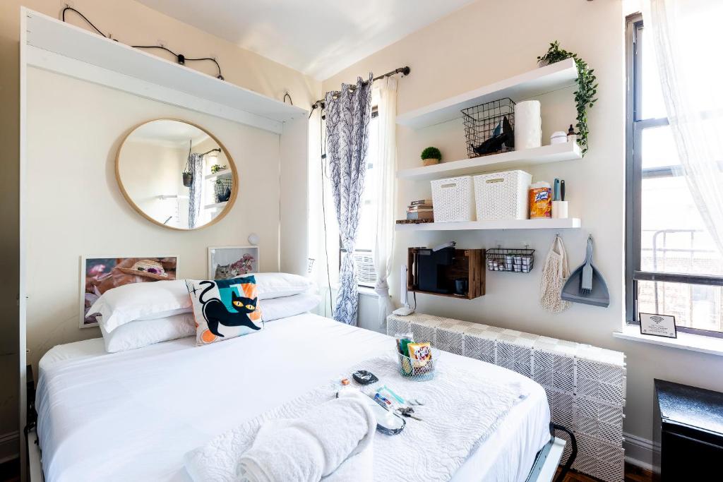 Cat Room by Delicate Stays LIVING ROOM CONVERSION SHARED SPACE ROOM ONLY CAT FRIENDLY ONLY 25 min to time square image