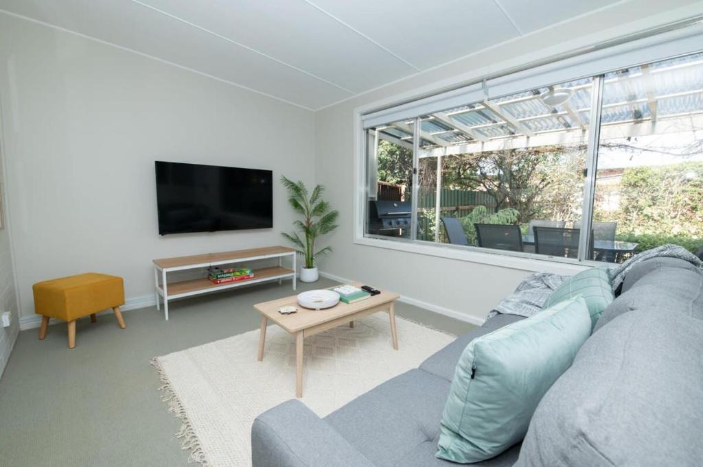 Sweet Caroline Sunny & Spacious Sleeps 6 - Tap to explore photos