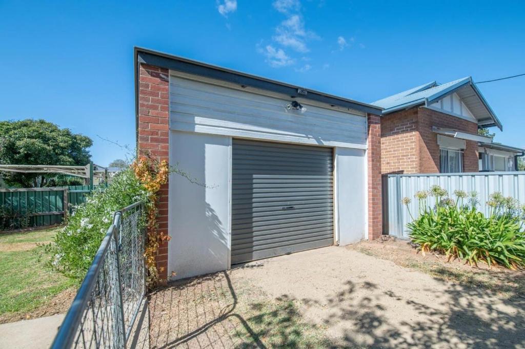 Sweet Caroline Sunny & Spacious Sleeps 6 - Tap to explore photos