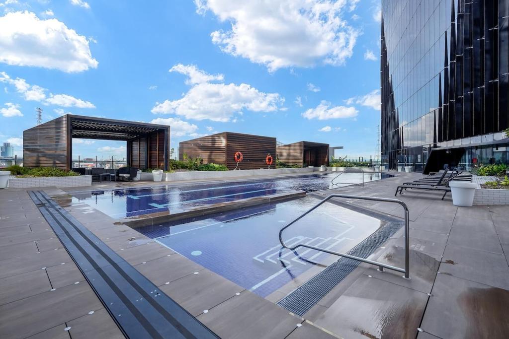 Marina Tower - 21st Floor Apt with Beautiful View photo 1