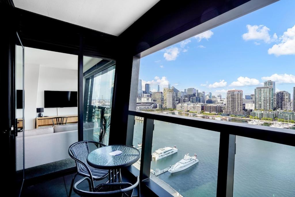 Marina Tower - 21st Floor Apt with Beautiful View photo 2