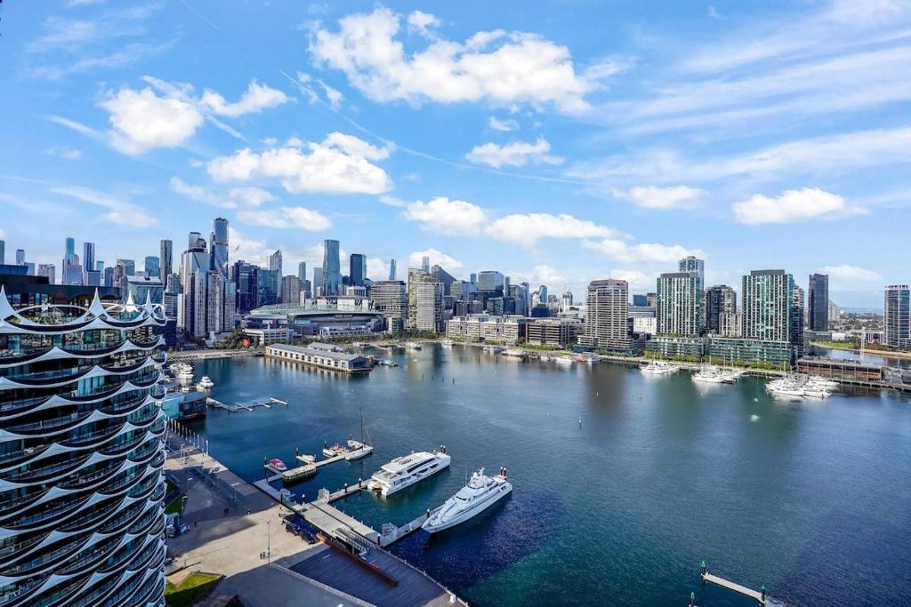 Marina Tower - 21st Floor Apt with Beautiful View photo 4