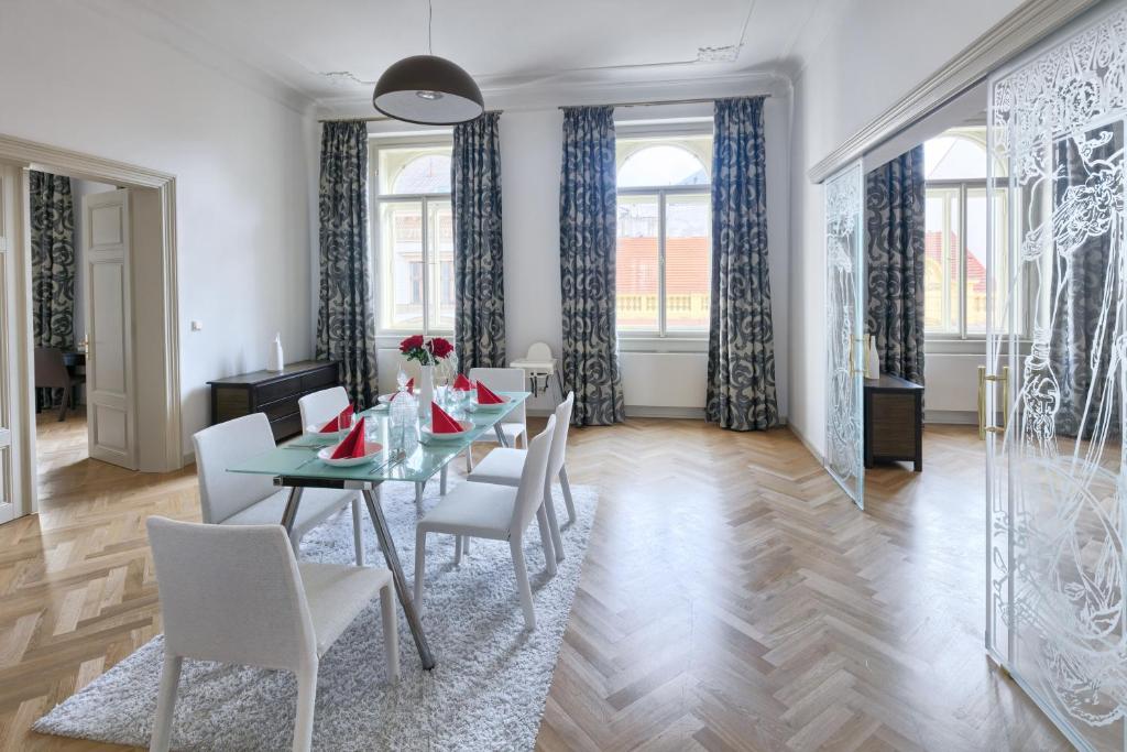 Апартаменты (Апартаменты с 3 спальнями), Opletalova Apartments