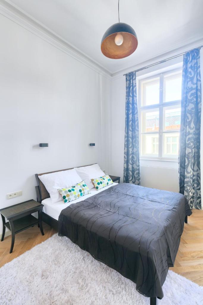 Апартаменты (Апартаменты с 3 спальнями), Opletalova Apartments