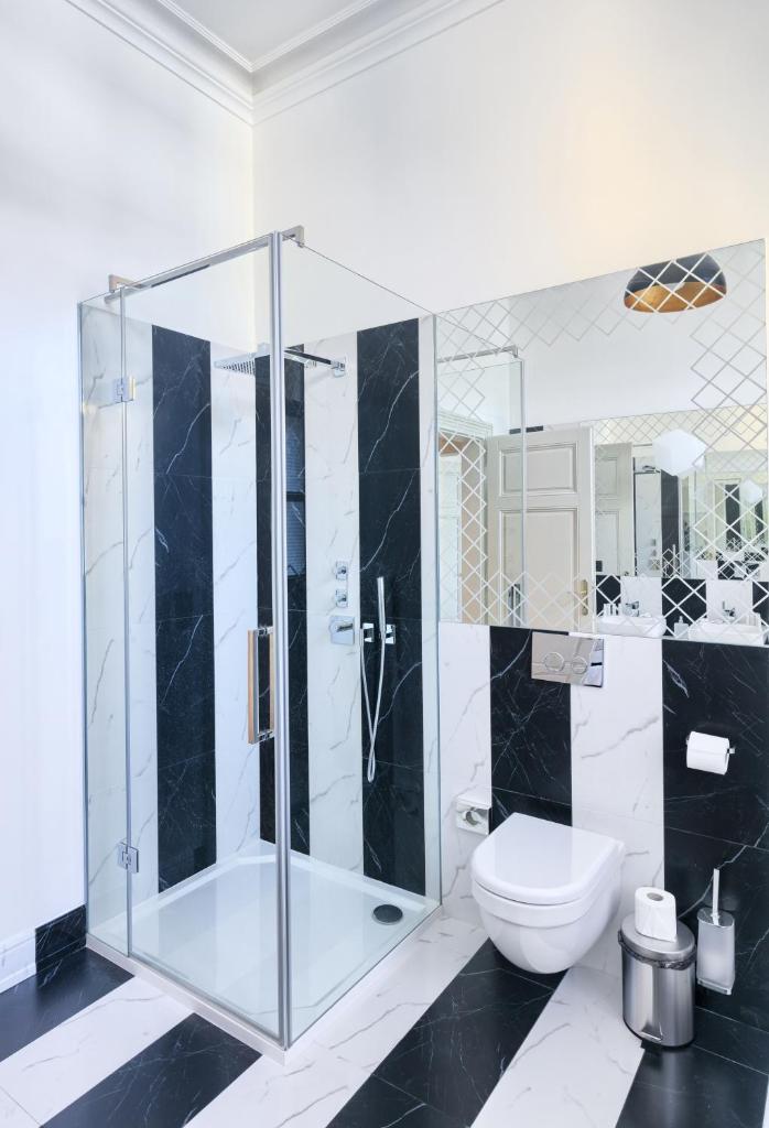 Апартаменты (Апартаменты с 3 спальнями), Opletalova Apartments