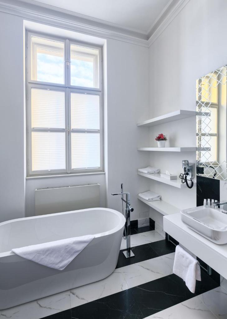 Апартаменты (Апартаменты с 3 спальнями), Opletalova Apartments