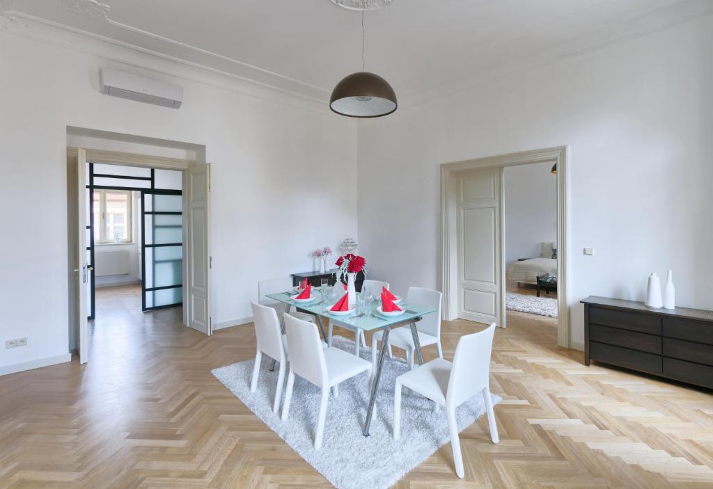 Апартаменты (Апартаменты с 3 спальнями), Opletalova Apartments