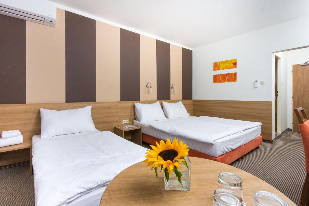 Трехместный (Стандартный трехместный номер), Hotel Bratislava