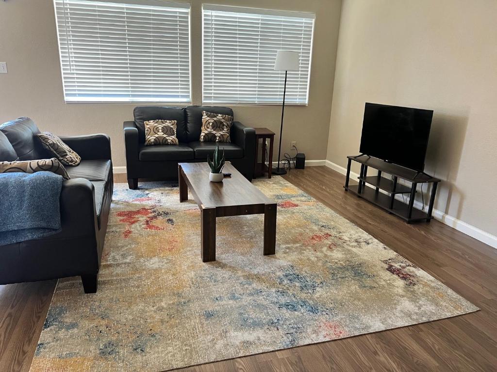 Serene 2bed 1bath condo with parking image