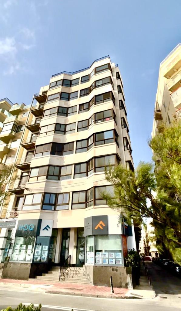Seafront 3 Bedroom Haven in Sliema by MR Homes, San Giljan
