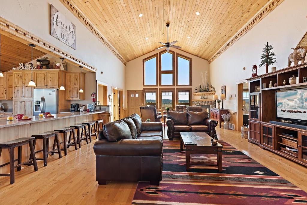 Hint of Heaven by KABINO HotTub Air Hockey Firepit Fishing Trails Yellowstone Free WiFi image