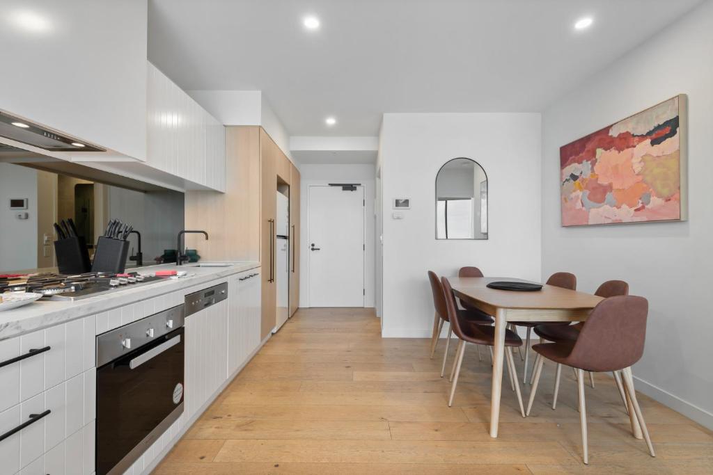 Contemporary 2-Bed Haven with Swimming Pool photo 2