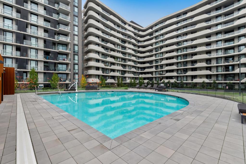 Contemporary 2-Bed Haven with Swimming Pool photo 4