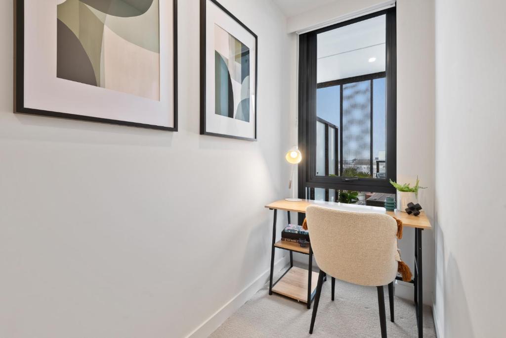 Contemporary 2-Bed Haven with Swimming Pool photo 3