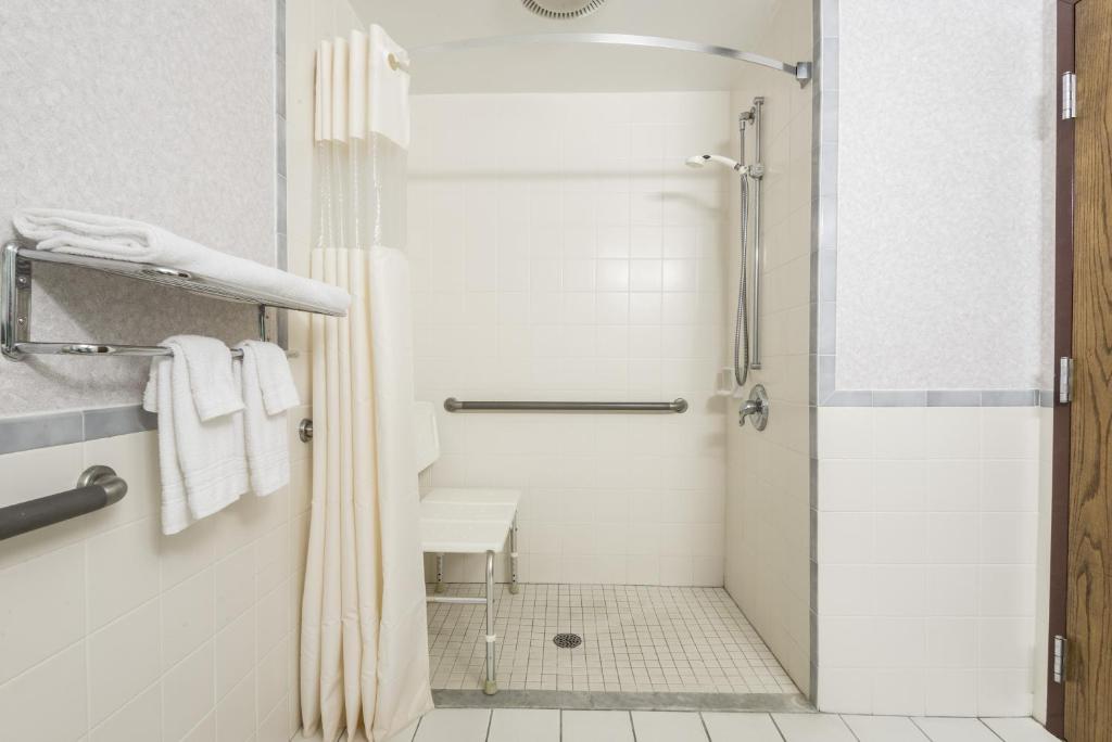 Days Inn by Wyndham Berlin Meriden - Tap to explore photos