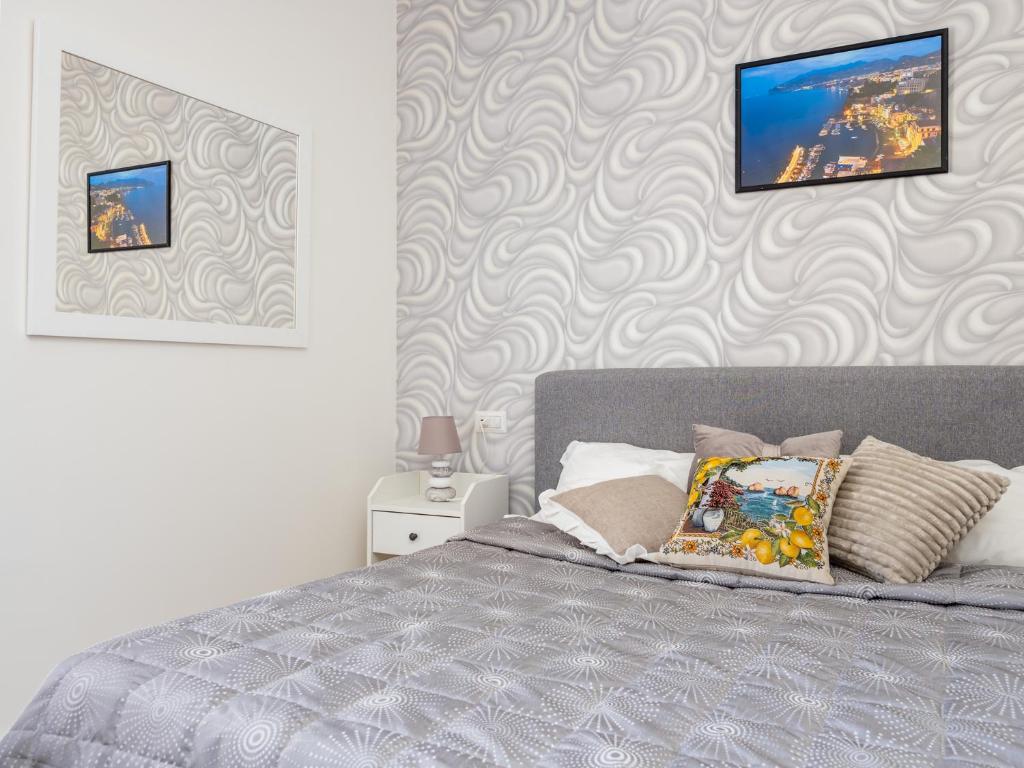 Nonno Angelo - 4 Bedrooms with Free Parking & Seaview Balcony - Tap to explore photos