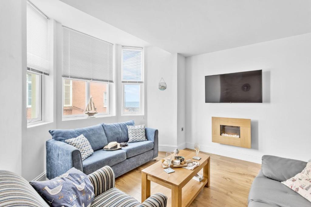 4 At The Beach - Sea view, Pets welcome, Parking - Tap to explore photos