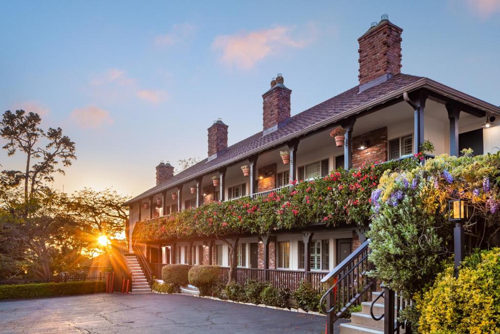 Candle Light Inn image