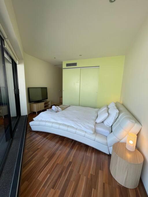 Your perfect city escape - Melbourne CBD photo 2