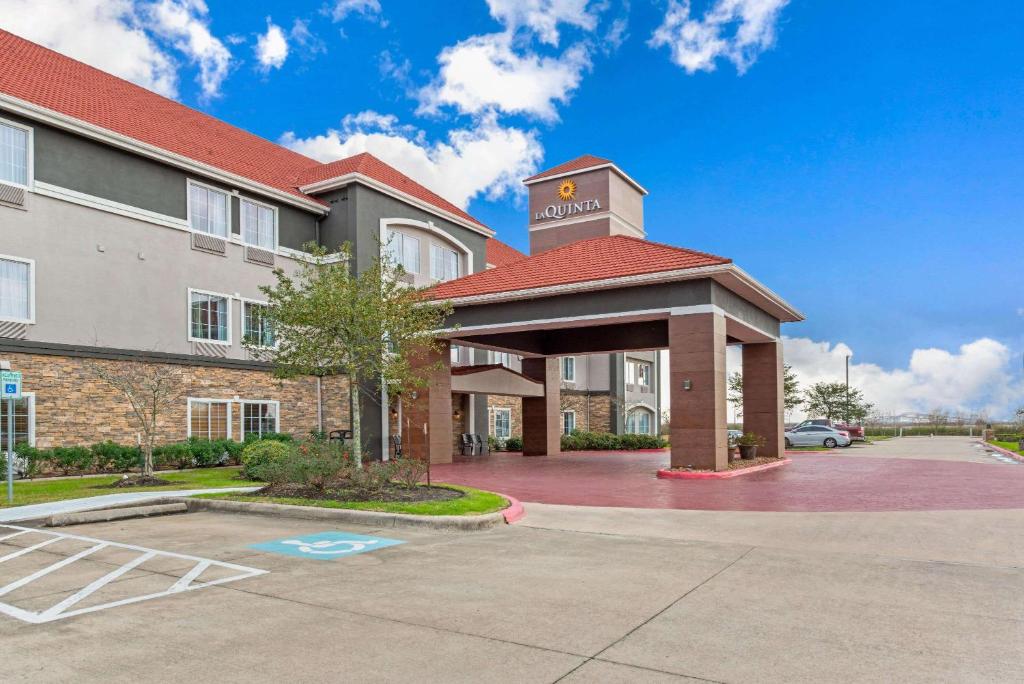 La Quinta Inn & Suites by Wyndham Bridge City image