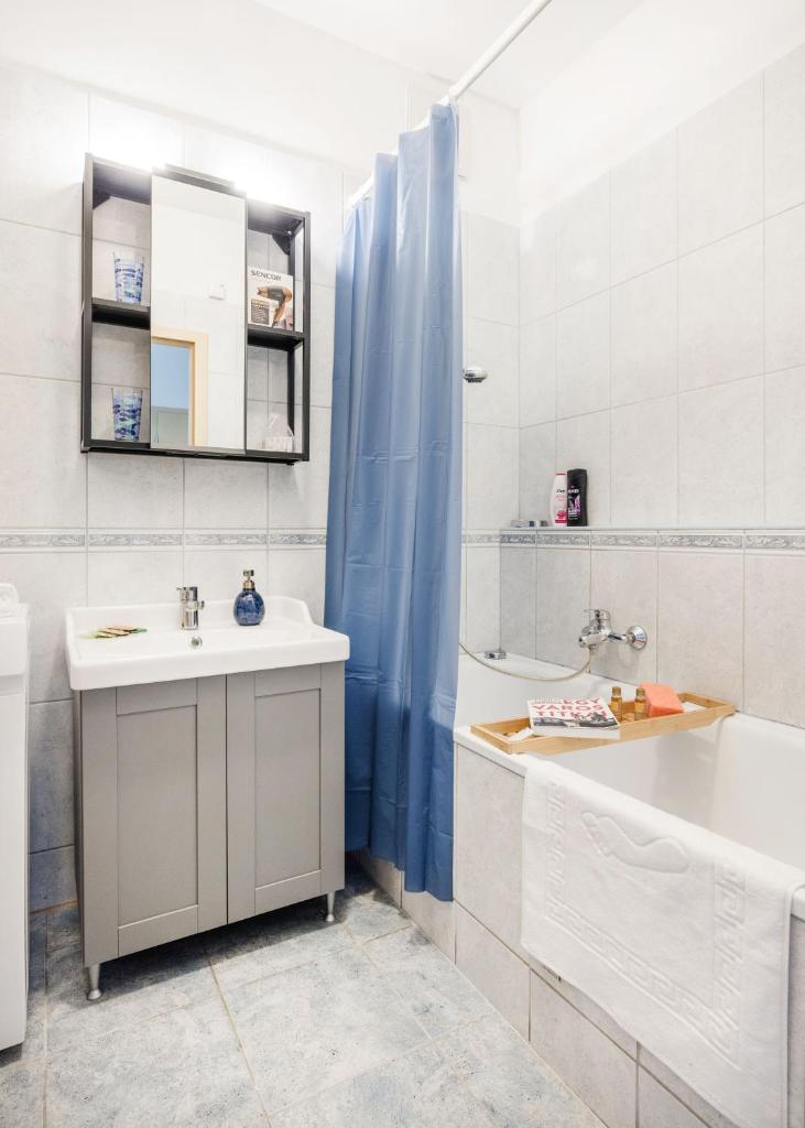 Modern two-bedroom apartment with free parking - Tap to explore photos