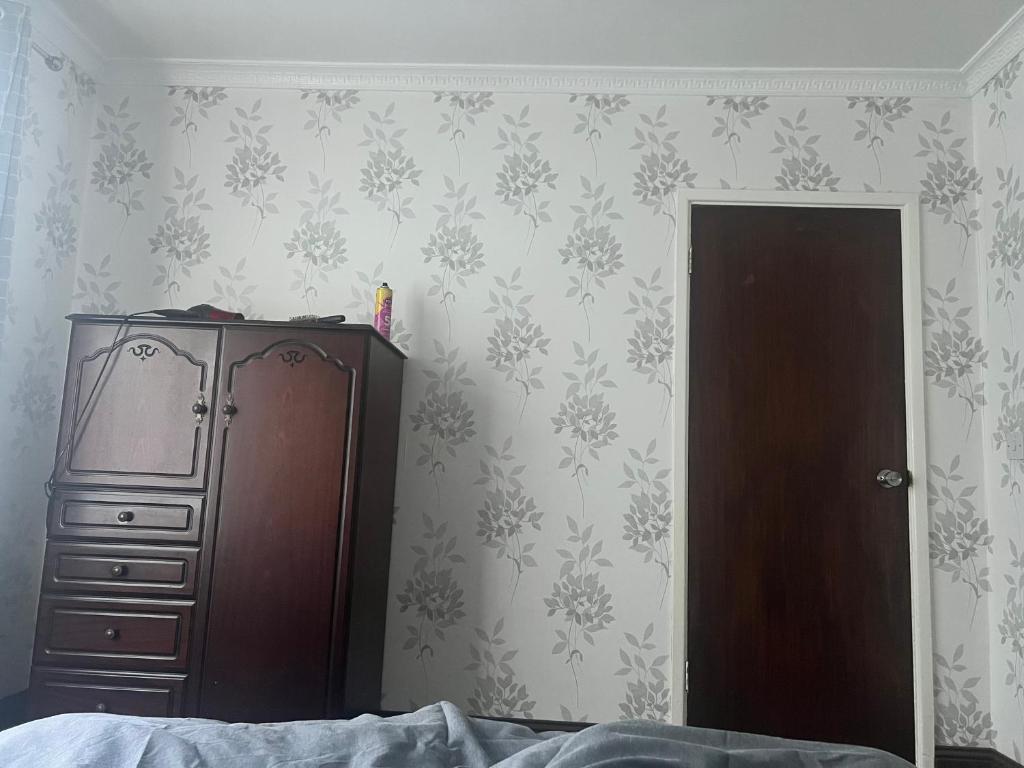 Belfast Mac -Double Room shared bathroom - Tap to explore photos