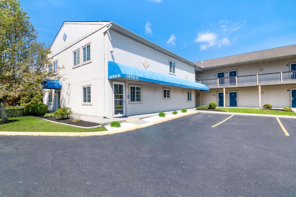 Econo Lodge Bethel - Danbury image