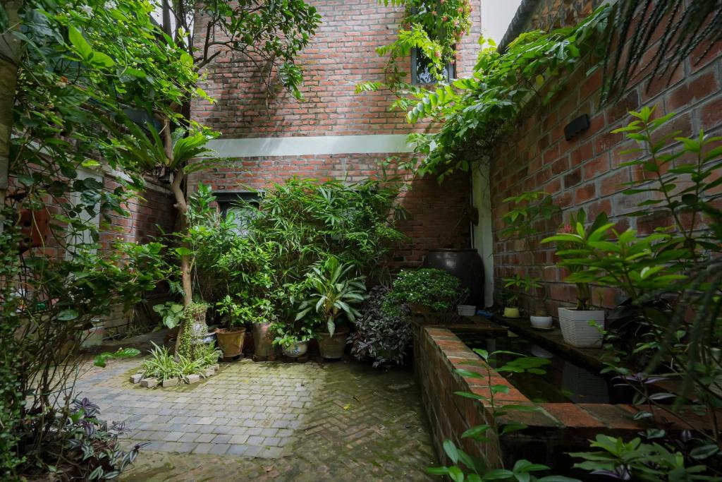 Căn nhà trong khu vườn yên tĩnh