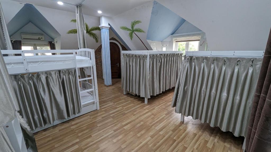 OUTPOST Bar & Hostel