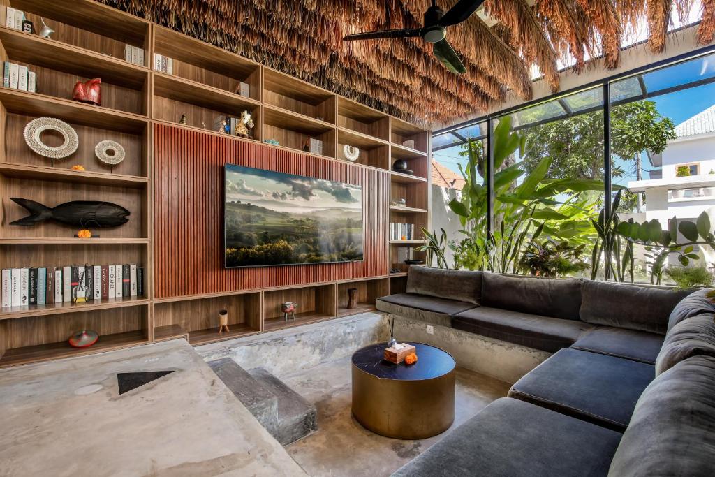 Villa Giraffe Seminyak, 4br short walk to Potato Head - Tap to explore photos