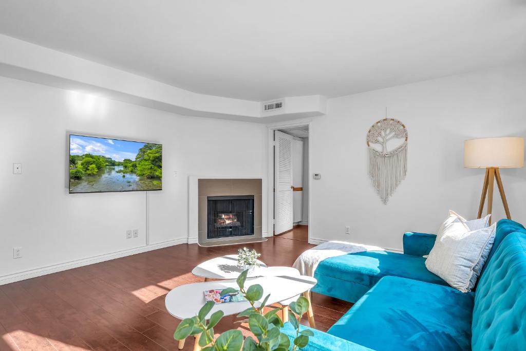 Cozy 2 Bedroom & 2 Bathrooms Apartment by Beverly Hills with FREE Parking image