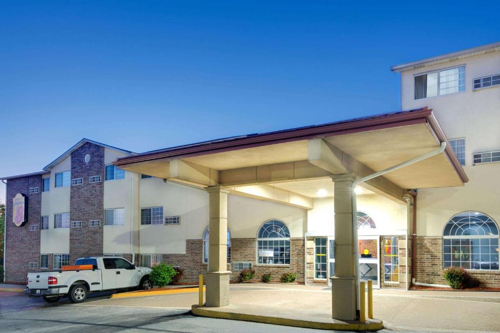 Super 8 by Wyndham Kansas City image