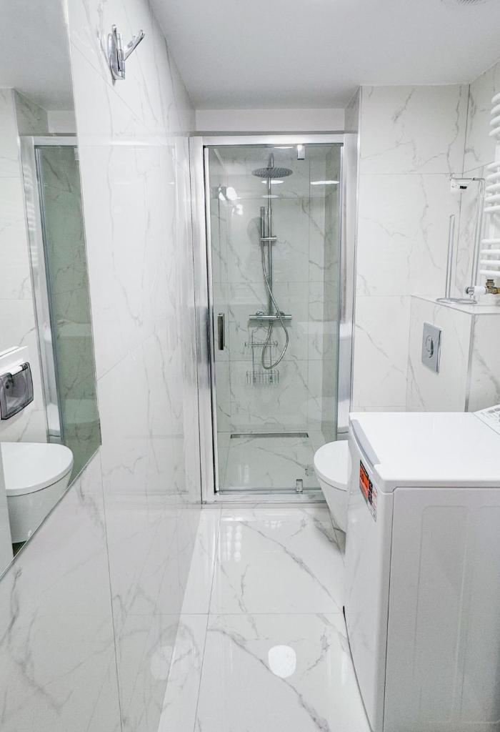 A3 - Queen Double Room - Warsaw City Haven - Shared Bathrooms - self check-in - Tap to explore photos