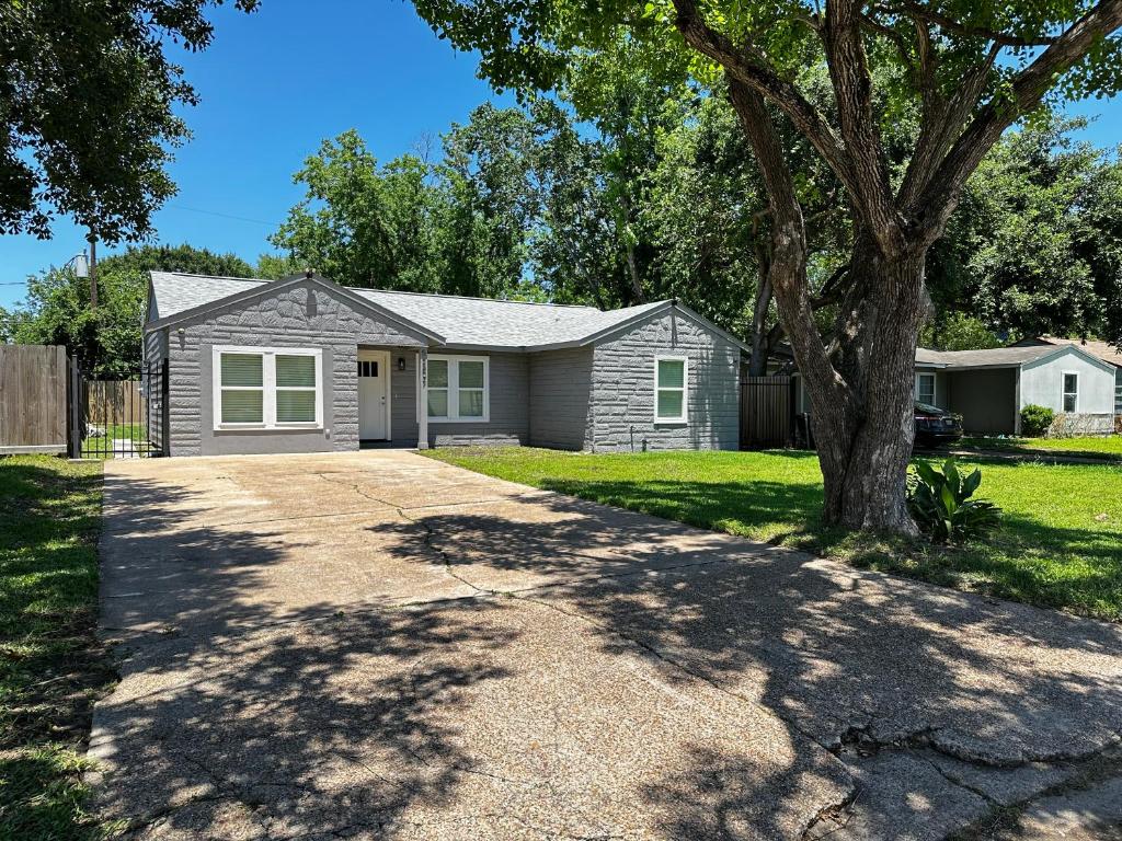 4 Bedroom retreat 20 minutes from NRG stadium and Hobby airport image