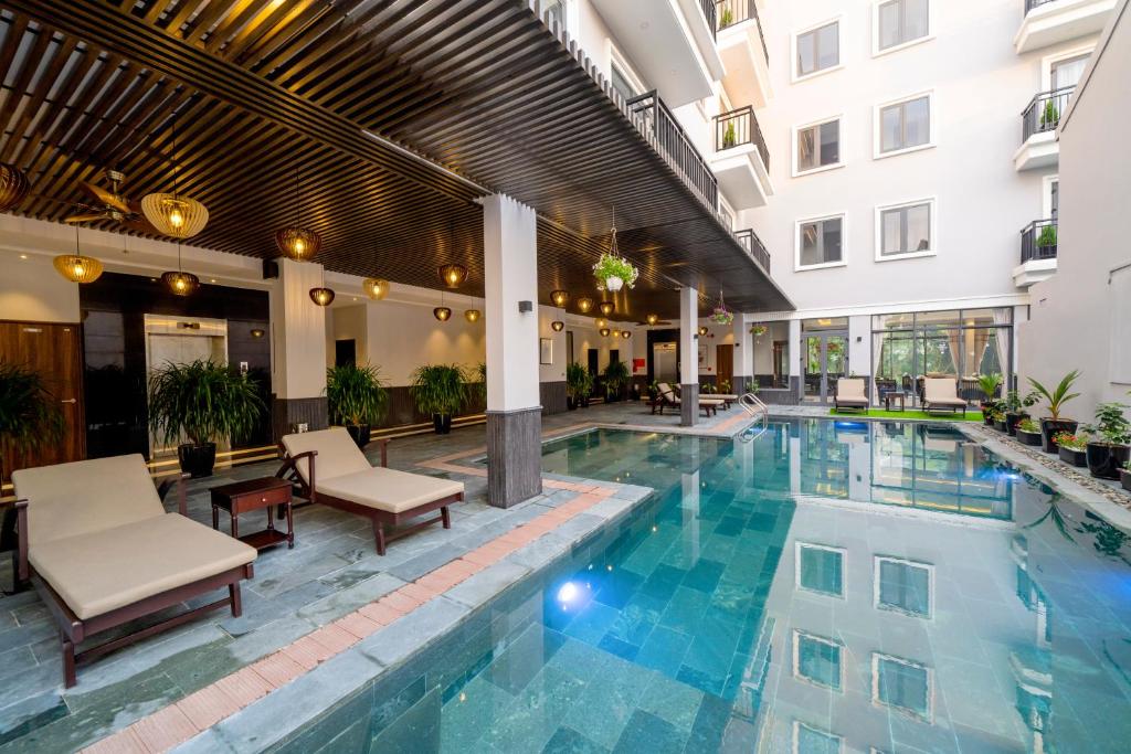 Eco Lux Riverside Hotel