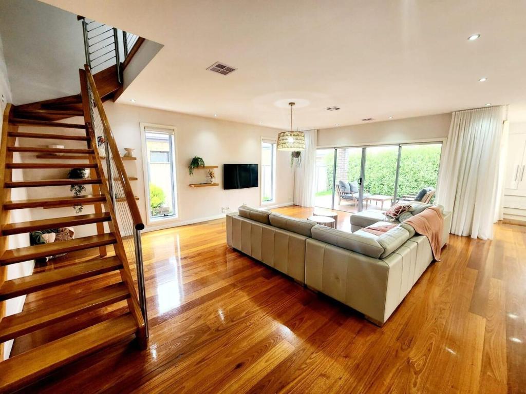 Modern Masterpiece Beautiful St Albans 4BR Home photo 4