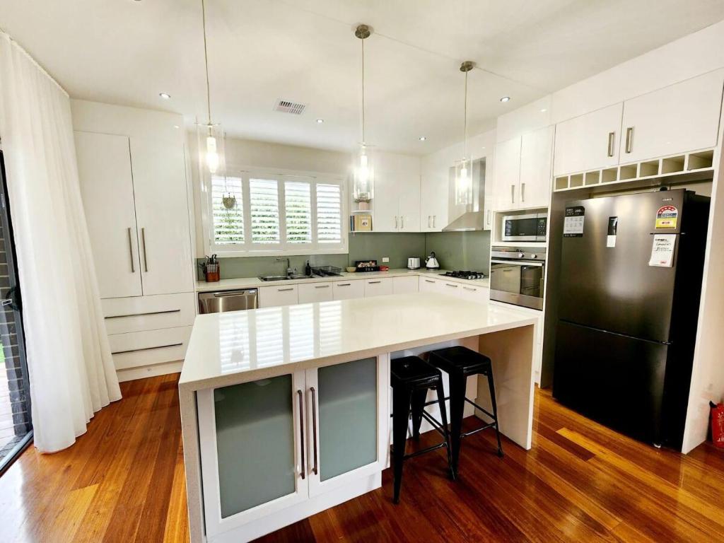 Modern Masterpiece Beautiful St Albans 4BR Home photo 2