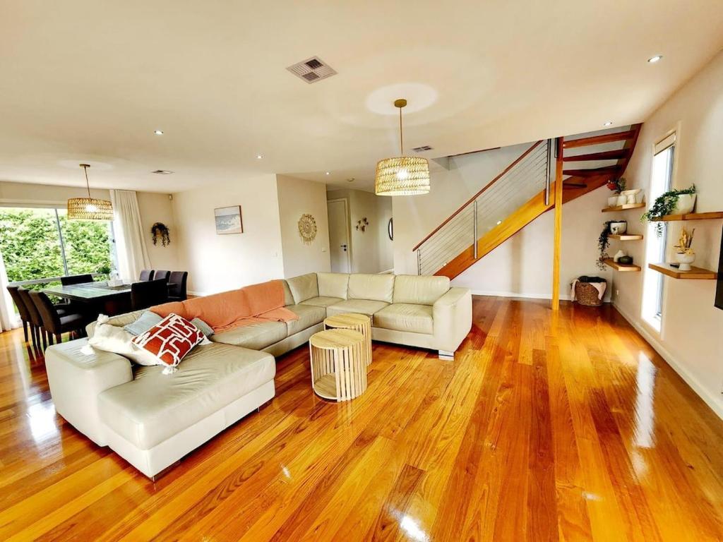 Modern Masterpiece Beautiful St Albans 4BR Home photo 1