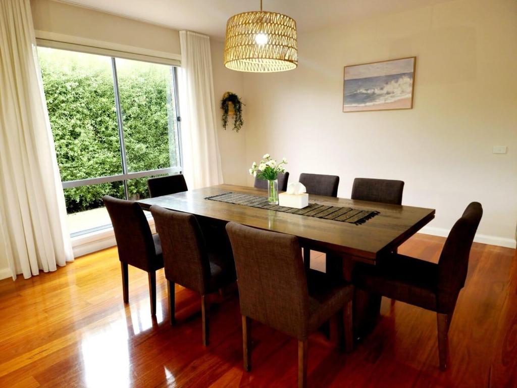 Modern Masterpiece Beautiful St Albans 4BR Home photo 3