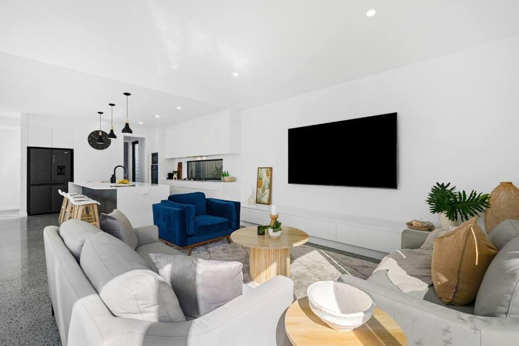 Black Wattle Beach House - just opposite the beach photo 1